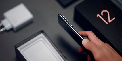В сети появился ролик с распаковкой смартфона Xiaomi 12 Pro: зарядный блок на 120 Вт и прозрачный чехол